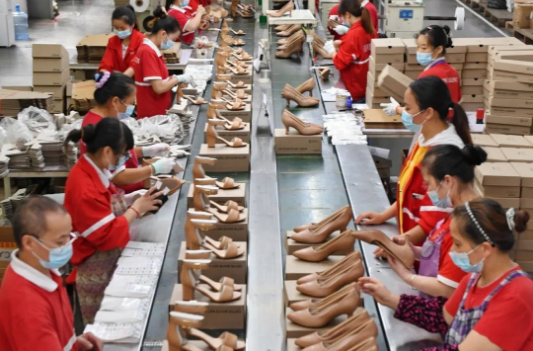 On the first day of construction, a well-known shoe company vigorously produced 16000 pairs of shoes!